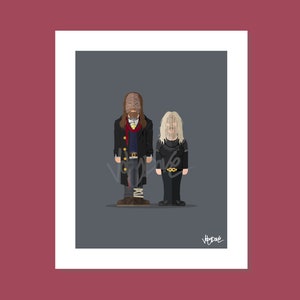 Peut inclure: Une illustration numérique de deux personnes debout côte à côte. La personne à gauche porte un manteau bleu foncé, une chemise à motifs bleu et blanc et un pantalon marron. La personne à droite porte une chemise noire, un pantalon noir et une ceinture noire avec une boucle dorée. L'arrière-plan est de couleur gris foncé.