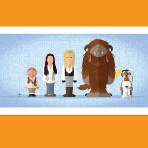 Puede incluir: Una impresión rectangular con ilustraciones estilizadas de personajes de la película "Laberinto". Los personajes están dispuestos en fila sobre un fondo azul claro con un patrón de laberinto. Los personajes incluyen un enano, una mujer, un hombre, una gran criatura peluda y un perro pequeño.