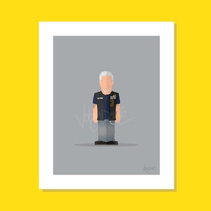 Puede incluir: Una ilustración digital de un hombre con cabello gris y barba que lleva un chaleco de cuero negro con un parche que dice "Mayhem" y pantalones vaqueros azules. El fondo es gris.