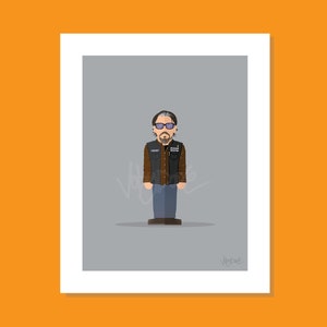 Puede incluir: Una ilustración digital de un hombre con una chaqueta de cuero marrón, un chaleco negro con parches, pantalones vaqueros azules y gafas de sol. El fondo es gris.