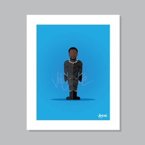 Puede incluir: Una ilustración digital de Black Panther, un superhéroe de Marvel Comics. Está representado con su traje negro característico con una placa de pecho plateada y una máscara negra. El fondo es de color azul sólido.