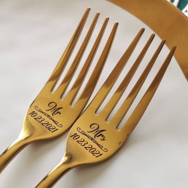Gold wedding forks Mr Mrs, engraved dining set with custom last name and date, personalized wedding keepsake for couples, bride and groom