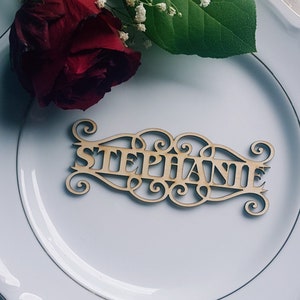 Cartes de nom de lieu de mariage, signes personnalisés en bois, étiquettes personnalisées de nom découpées au laser, cartes de place de siège de table, idée unique de cartes de réglage d’invité