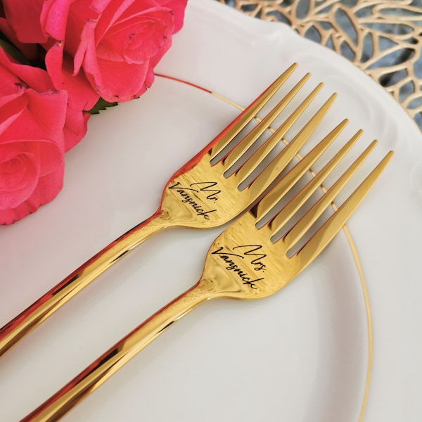 Gold wedding forks Mr Mrs, engraved dining set with custom last name and date, personalized wedding keepsake for couples, bride and groom