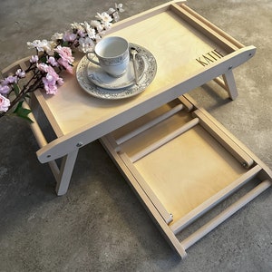 Mesa plegable con patas plegables para cama y desayuno con grabado personalizado, regalo personalizado con bandeja de refrigerios de madera, escritorio versátil para servir té y café al aire libre para picnic