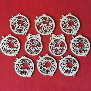 60 ornements de nom personnalisés, décorations d'arbre de Noël découpées au laser, flocons de neige en bois, ensemble de boules de Noël suspendues.