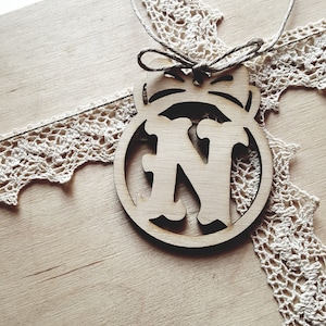 Initiële letter cadeaulabel, op maat gemaakt houten kerstletterornament, lasergesneden gepersonaliseerde cadeaudecoratie, feestlabel, naamkaartjes idee