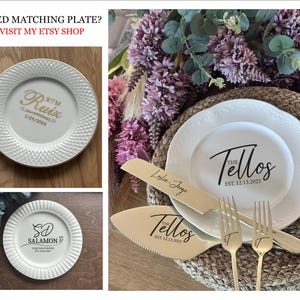 Może przedstawiać: Białe ceramiczne talerze z personalizowanym tekstem i złotymi sztućcami. Jeden talerz ma imię "Ruiz" i datę "3/29/2024". Inny talerz ma imię "Salamon". N&oacute;ż i łopatka do ciasta są grawerowane "Leslie Jorge" i "The Tellos EST. 12.13.2025".