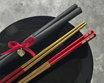 Gravierte Metall Essstäbchen mit Namen Datum benutzerdefinierten Text, personalisiertes Geschenk für Sushi Pasta Liebhaber, GESCHENKVERPACKTES asiatisches Besteck Set