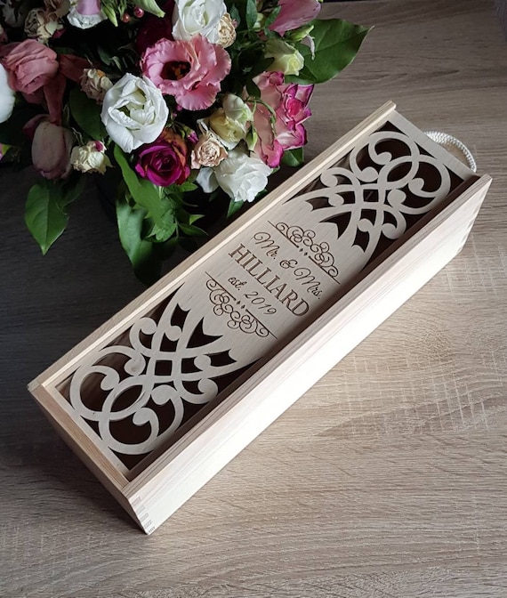 Boite a vin de mariage personnalisee cadeau de ceremonie du vin en bois etui a une bouteille decoupe au laser grave sur mesure capsule temporelle mr mme date presente Etsy France