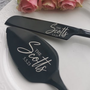 Schwarze Hochzeitstorte Schneideset, individuell gravierte Tortenheber Messer Geschenk, personalisierte erste Kuchen Servierverkostung Andenken für Paar