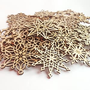 Decorazioni natalizie rustiche a forma di fiocco di neve in legno tagliato al laser, set da 20 pezzi
