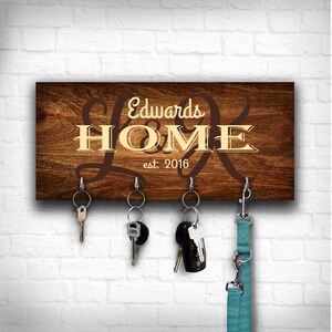 Llavero de madera personalizado: recuerdo familiar con monograma