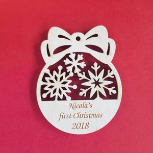1. Weihnachten Baby Familie Dekoration, personalisierte Mr Mrs Stocking Tag, Holz lasergeschnittene Schneeflocke Ornament, CUSTOM TEXT graviert, Weihnachtskugel
