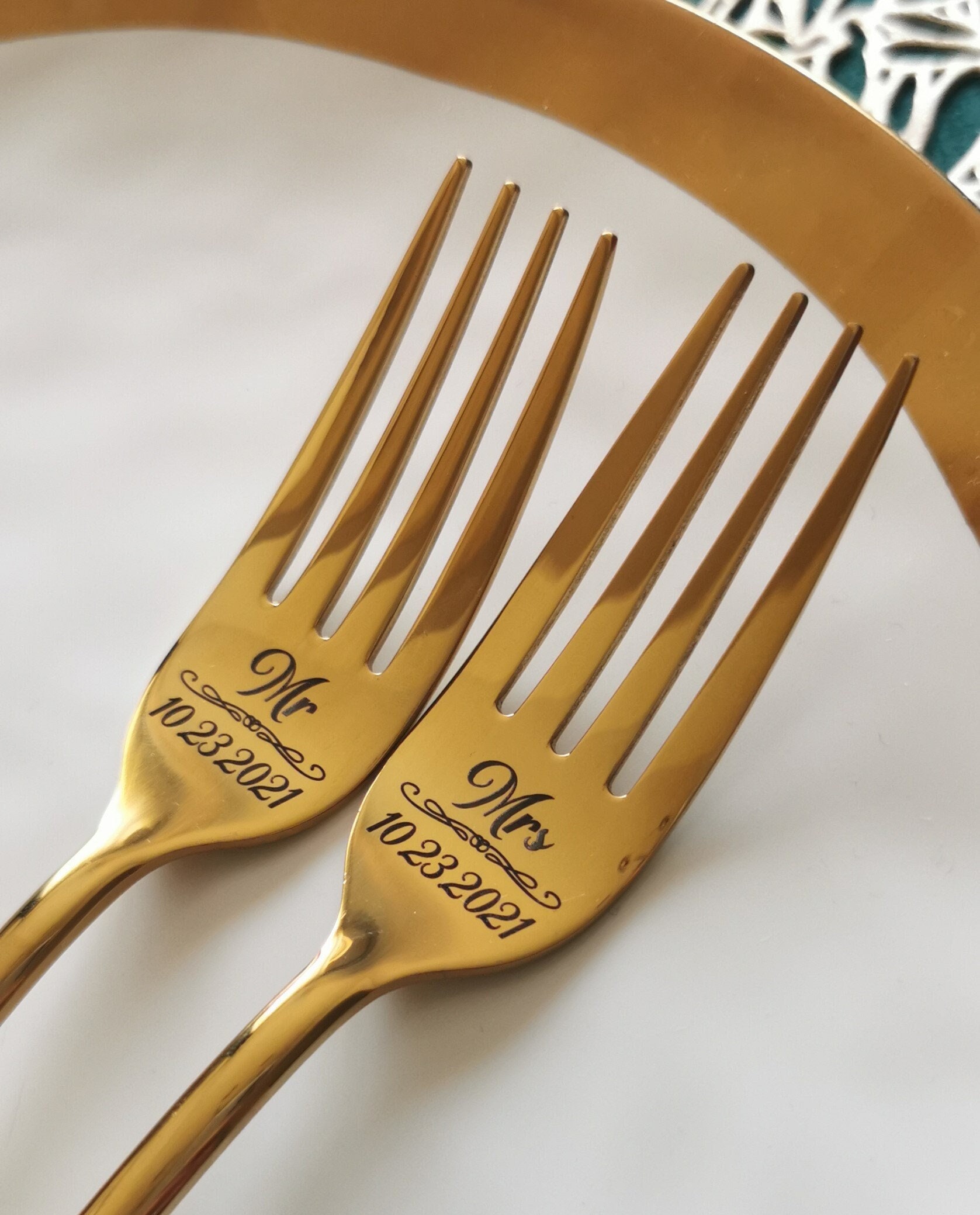 Gold wedding forks Mr Mrs, engraved dining set with custom last name and date, personalized wedding keepsake for couples, bride and groom