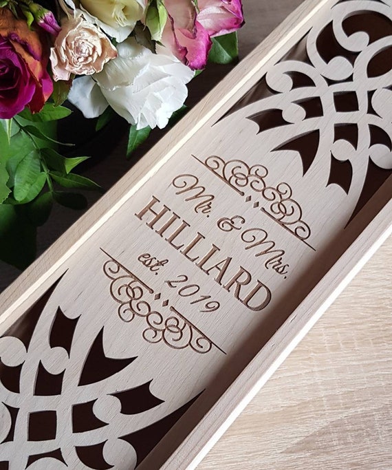 Boite a vin de mariage personnalisee cadeau de ceremonie du vin en bois etui a une bouteille decoupe au laser grave sur mesure capsule temporelle mr mme date presente Etsy France