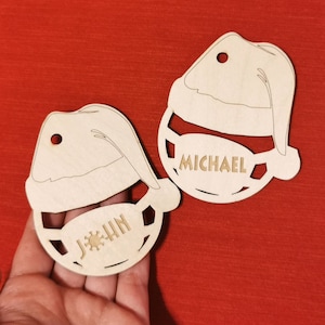 Enfeite de Natal personalizado, Papai Noel de madeira com decoração de máscara, etiqueta de meia de Natal pandêmica de 2020, cartão de nome de casamento em quarentena