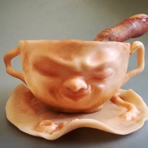 Brinquedo artístico OOAK, xícara de café com pires e colher, pop surrealista, terror assustador