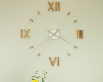 gran reloj de diseño Kasper'o'Clock hecho de núcleo de haya