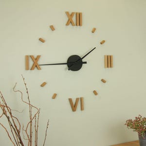 grote designklok Kasper'o'Clock van eikenhout