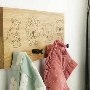 Kindergarderobe KasperoKids Tiere der Wildnis Gr. M Schwarz