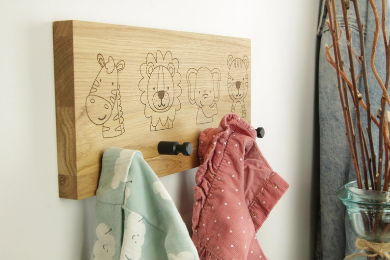 Kindergarderobe KasperoKids Tiere der Wildnis Gr. M Schwarz