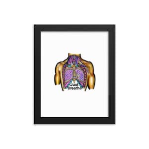以下が含まれることがあります： 人間の胴体をカラフルに描いたイラストが額装されたプリント。肺が強調され、イラストの下には「Just Breathe」というテキストが書かれている。