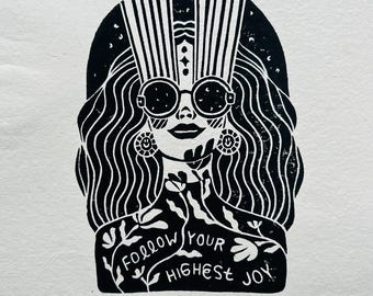 Grabado en linóleo, 'Sigue tu alegría' - Decoración espiritual hecha a mano (8x10)