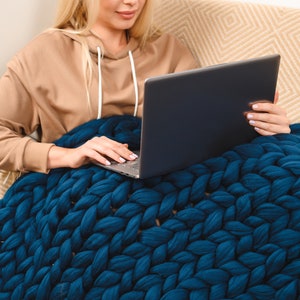 Super chunky knit blanket throw dark gray/gray/white/dusty rose/navy. Chunky yarn blanket usage. Big merino wool blanket in the interior. 
Color and size in the options.