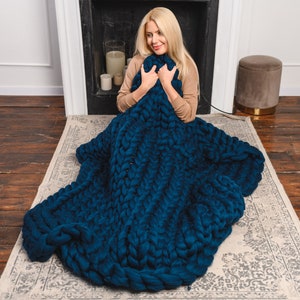 Super chunky knit blanket throw dark gray/gray/white/dusty rose/navy. Chunky yarn blanket usage. Big merino wool blanket in the interior. 
Color and size in the options.