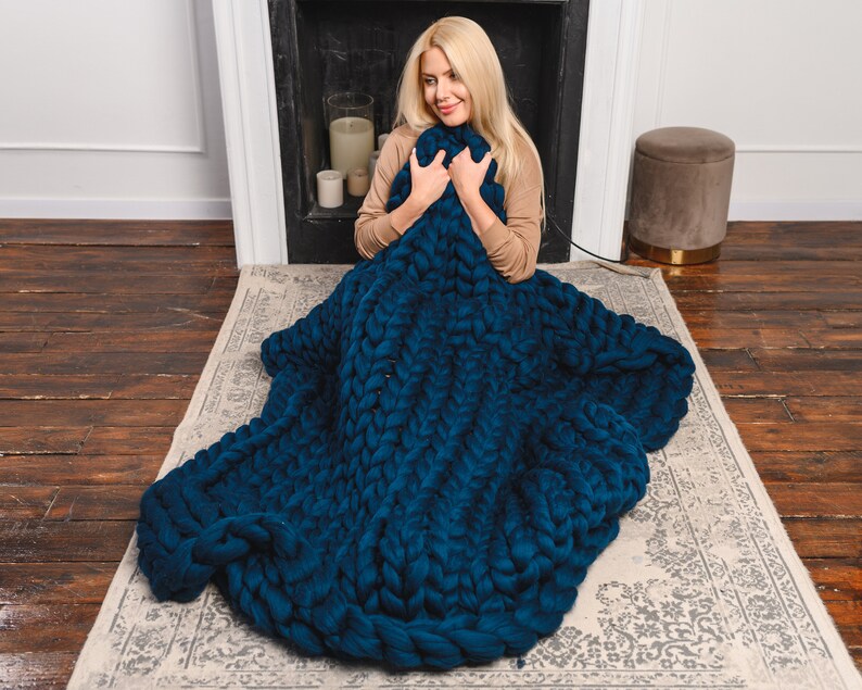 Super chunky knit blanket throw dark gray/gray/white/dusty rose/navy. Chunky yarn blanket usage. Big merino wool blanket in the interior. 
Color and size in the options.