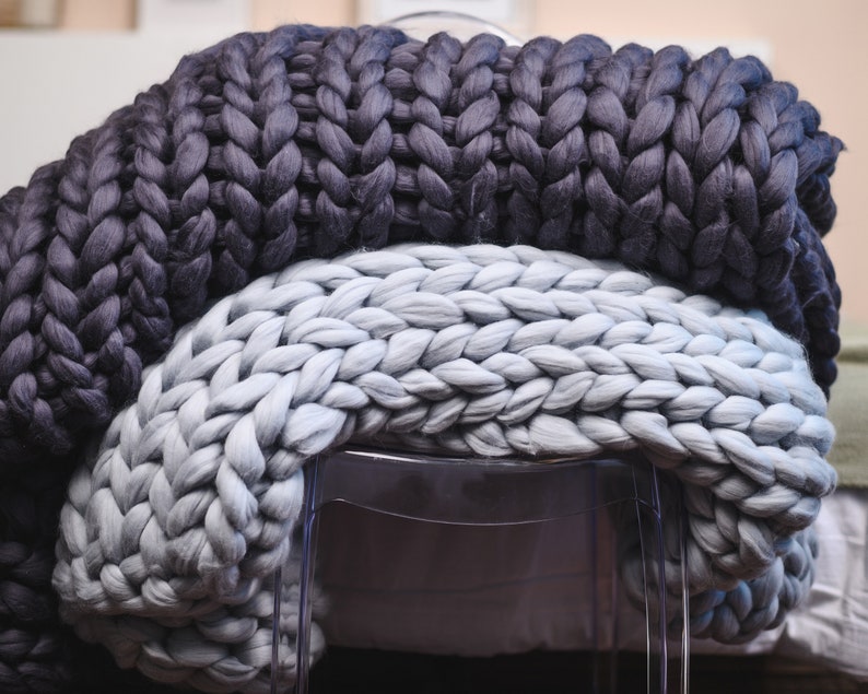 Super chunky knit blanket throw dark gray/gray/white/dusty rose/navy. Chunky yarn blanket usage. Big merino wool blanket in the interior. 
Color and size in the options.