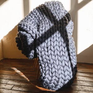 Super chunky knit blanket throw dark gray/gray/white/dusty rose/navy. Chunky yarn blanket usage. Big merino wool blanket in the interior. 
Color and size in the options.