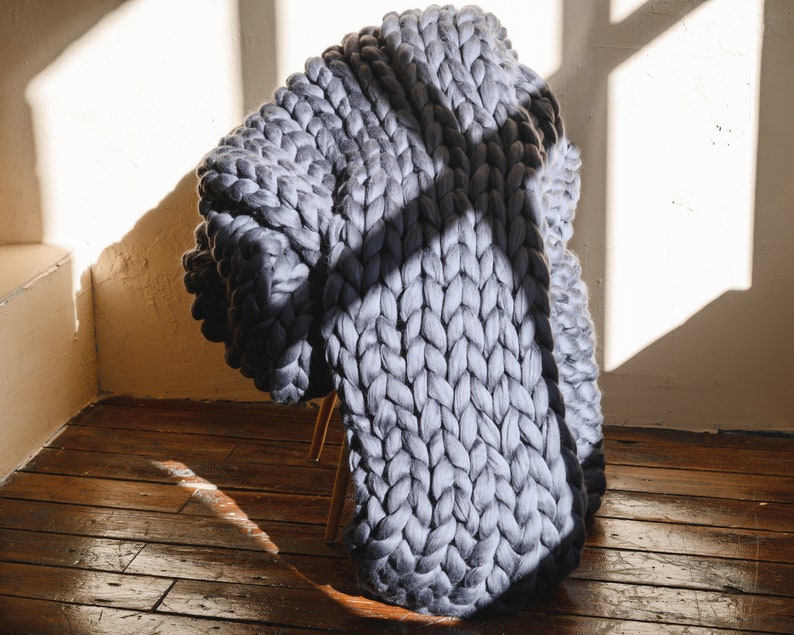 Super chunky knit blanket throw dark gray/gray/white/dusty rose/navy. Chunky yarn blanket usage. Big merino wool blanket in the interior. 
Color and size in the options.