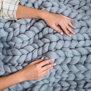 Super chunky knit blanket throw dark gray/gray/white/dusty rose/navy. Chunky yarn blanket usage. Big merino wool blanket in the interior. 
Color and size in the options.