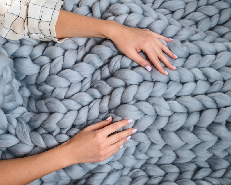 Super chunky knit blanket throw dark gray/gray/white/dusty rose/navy. Chunky yarn blanket usage. Big merino wool blanket in the interior. 
Color and size in the options.