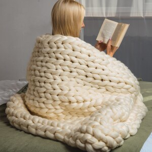 Super chunky knit blanket throw dark gray/gray/white/dusty rose/navy. Chunky yarn blanket usage. Big merino wool blanket in the interior. 
Color and size in the options.