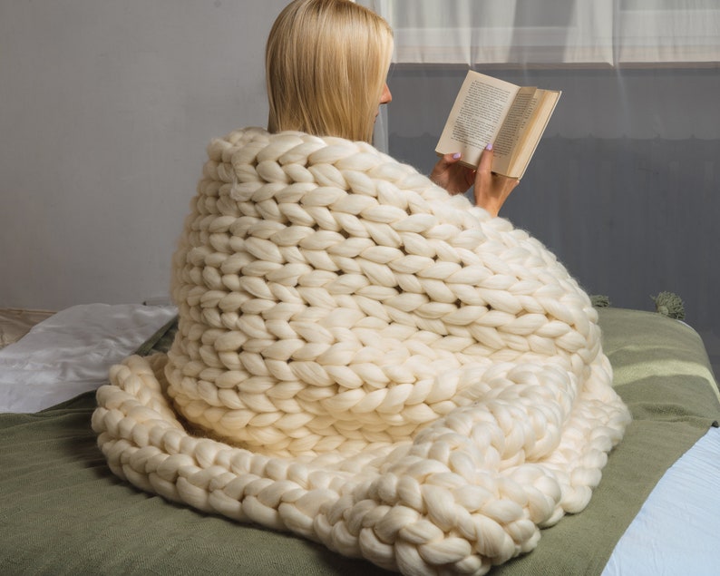 Super chunky knit blanket throw dark gray/gray/white/dusty rose/navy. Chunky yarn blanket usage. Big merino wool blanket in the interior. 
Color and size in the options.