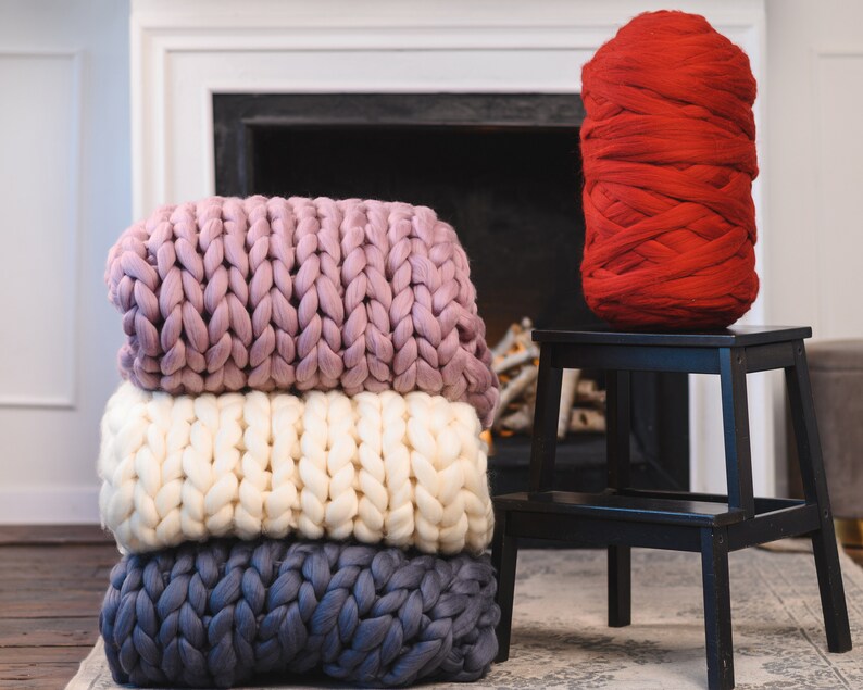 Super chunky knit blanket throw dark gray/gray/white/dusty rose/navy. Chunky yarn blanket usage. Big merino wool blanket in the interior. 
Color and size in the options.