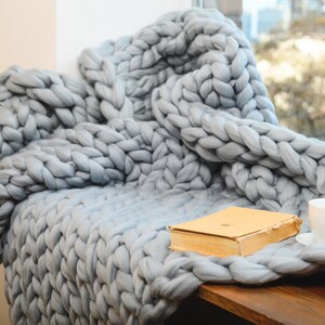 Super chunky knit blanket throw dark gray/gray/white/dusty rose/navy. Chunky yarn blanket usage. Big merino wool blanket in the interior. 
Color and size in the options.