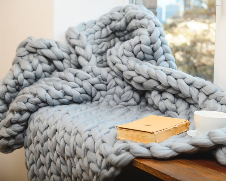 Super chunky knit blanket throw dark gray/gray/white/dusty rose/navy. Chunky yarn blanket usage. Big merino wool blanket in the interior. 
Color and size in the options.