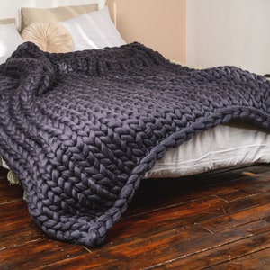 Super chunky knit blanket throw dark gray/gray/white/dusty rose/navy. Chunky yarn blanket usage. Big merino wool blanket in the interior. 
Color and size in the options.