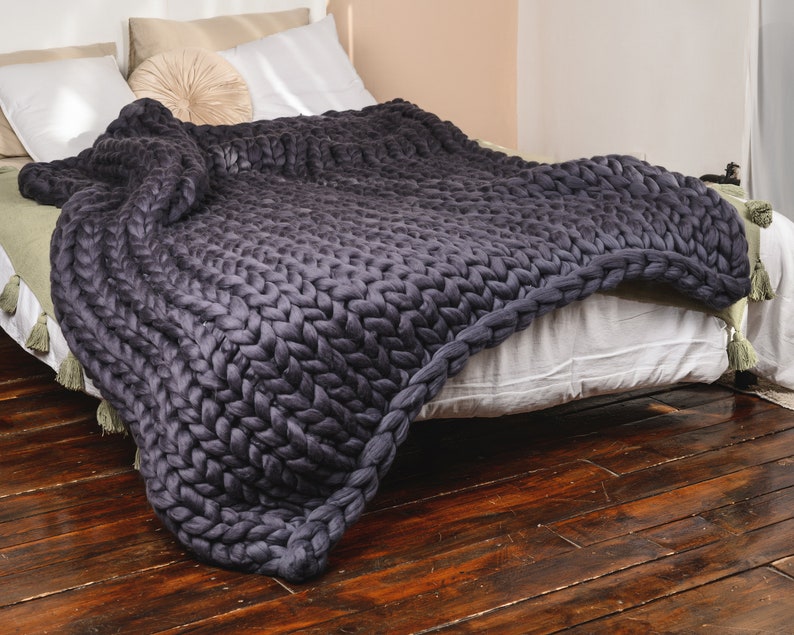 Super chunky knit blanket throw dark gray/gray/white/dusty rose/navy. Chunky yarn blanket usage. Big merino wool blanket in the interior. 
Color and size in the options.
