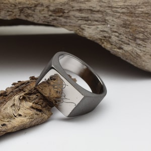 Anillo de sello de titanio. Anillo de sello personalizado para hombre fabricado en titanio macizo. Iniciales grabadas
