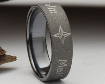 Nome anello per lei o lui, al di fuori inciso banda di titanio con finitura sabbiata e interni neri. Anello personalizzato