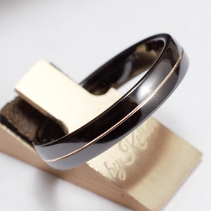 Schwarzgoldring, schwarzes Titanband mit 750er Gelbgoldeinlage. Herren Ehering. TiZi Ring. Bauge homme, allianz homme