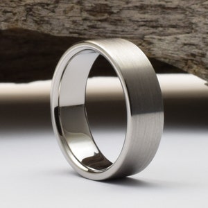Alianza de boda para hombre de titanio cepillado, perfil recto, hecha a mano.