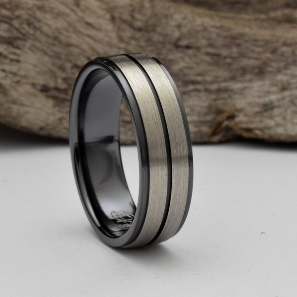 Titanium ring suitable as a mens wedding band. Black and brushed ring. Bague homme, alliance homme