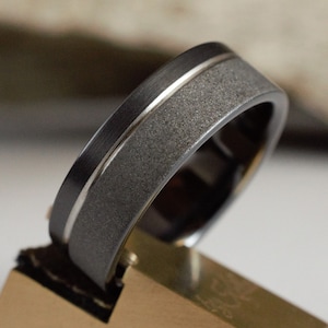 Fede nuziale in titanio bicolore, anello nero sabbiato, design unico