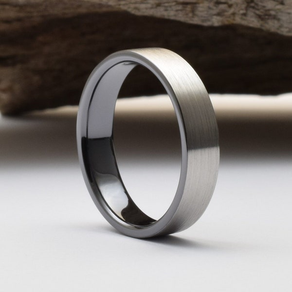 Wedding bands men, with a black interior and a brushed finish, mens titanium wedding rings, bague homme, mens titanium wedding band